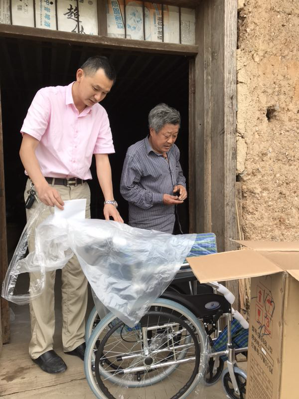 为行动不便帮扶户捐赠轮椅.png