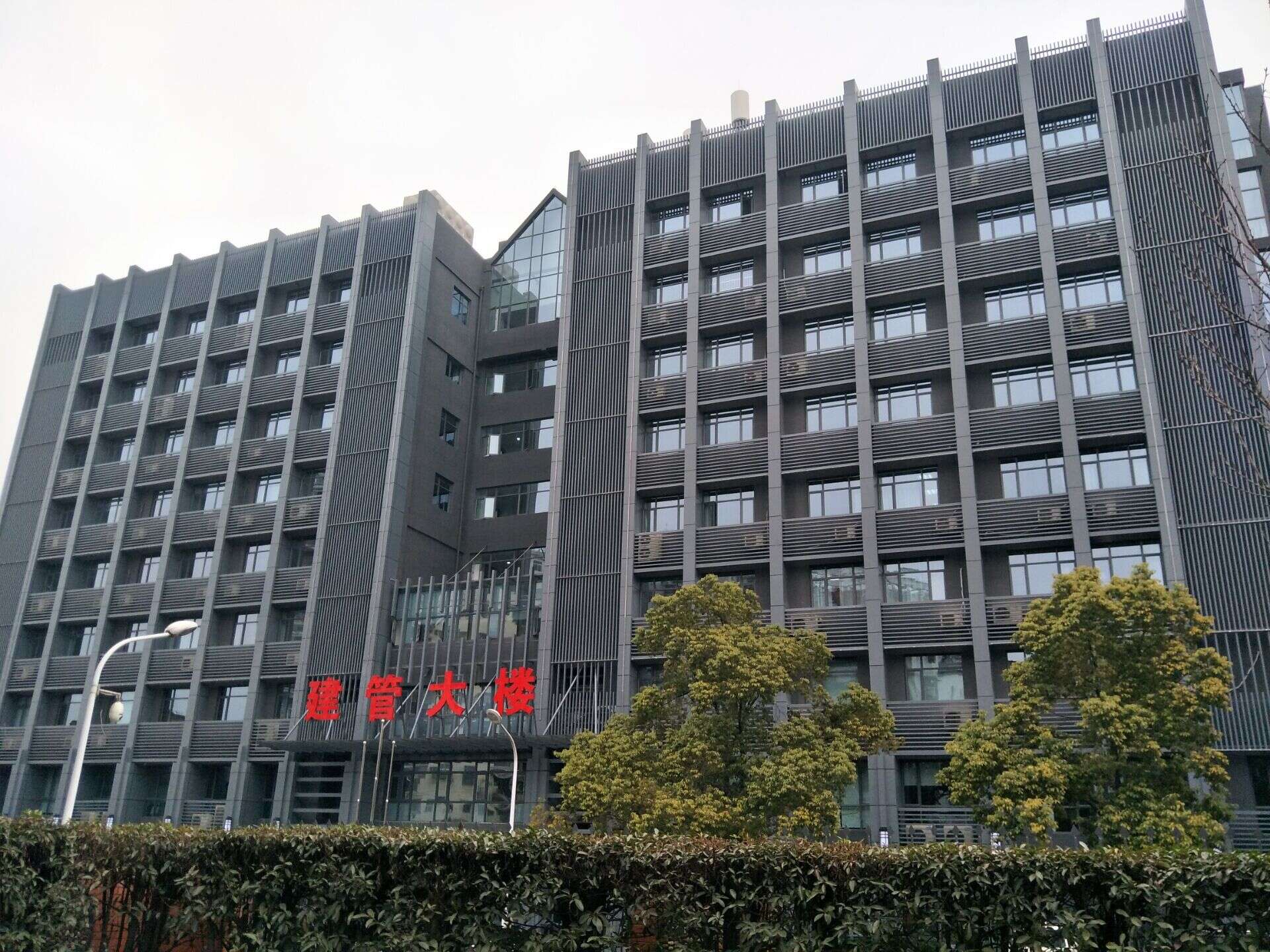 当阳市委常委汤凯一行到住建委调研建管大楼绿色改造项目