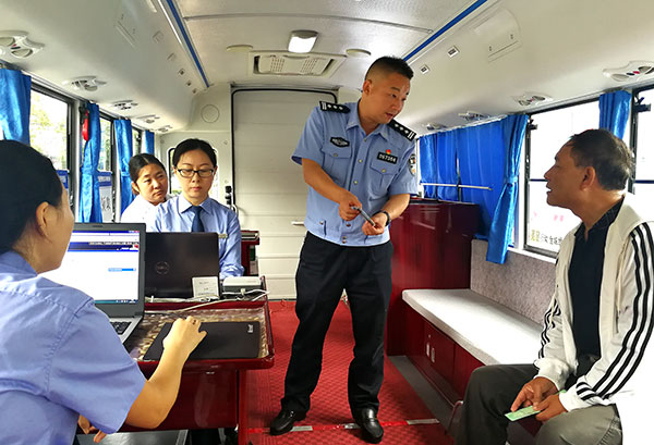 "流动车管所"民警坚持服务 "十一"7天办了635笔车驾管业务