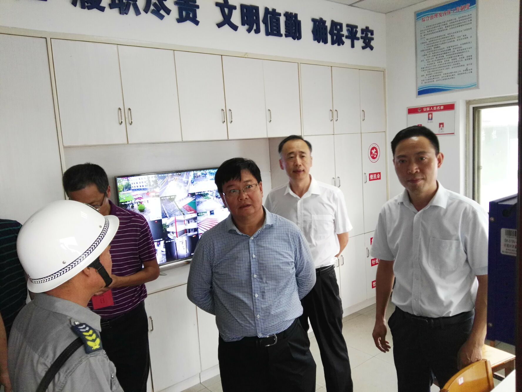 该县人民政府副县长陈晓满,县教育局党组书记,局长韩永新陪同检查.