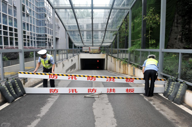 重点完善地下车库防汛挡水设施,阻隔导流地面积水,防范积水倒灌