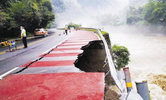 洪水冲垮路基 多部门保障安全