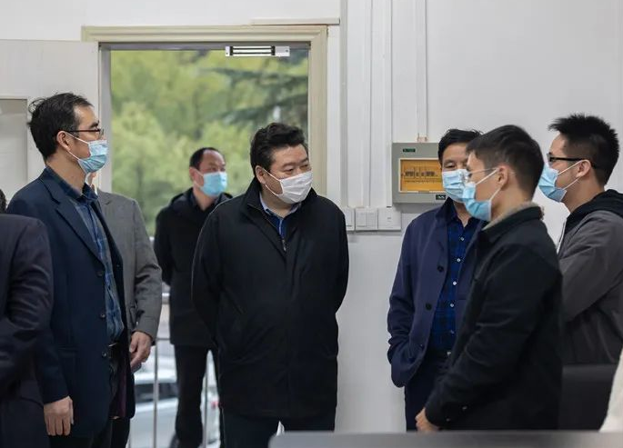 2020年11月13日,宜昌市人力资源和社会保障局局长向军调研三峡大" "