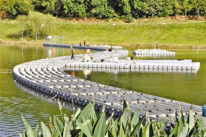 Building a Floating Bridge in Shahe Park