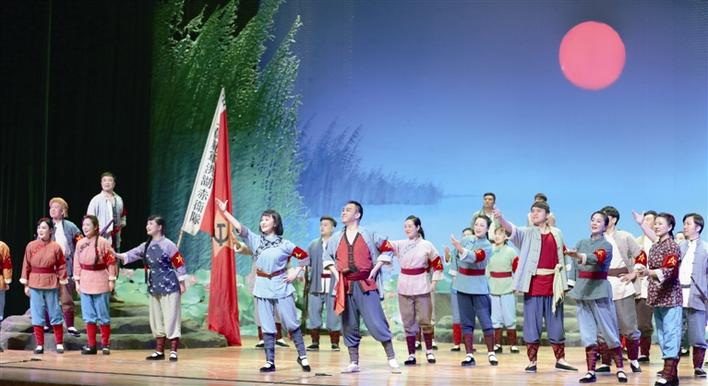 The Opera “The Red Guards on Honghu Lake” Heats Up Yichang 
