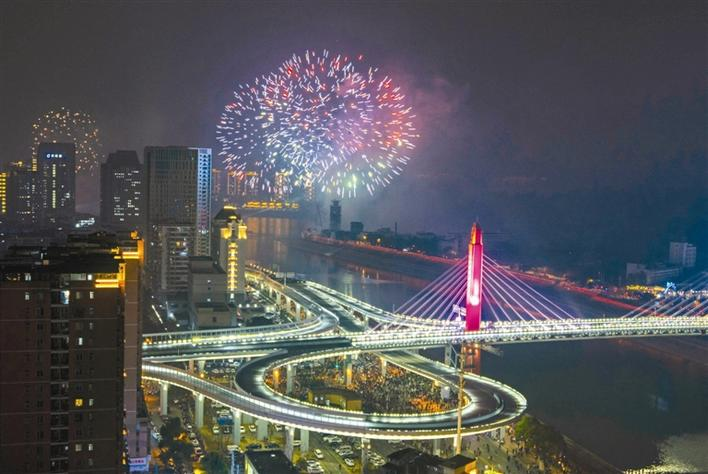 Fireworks on the Lantern Festival Lighting up the Yangtze River