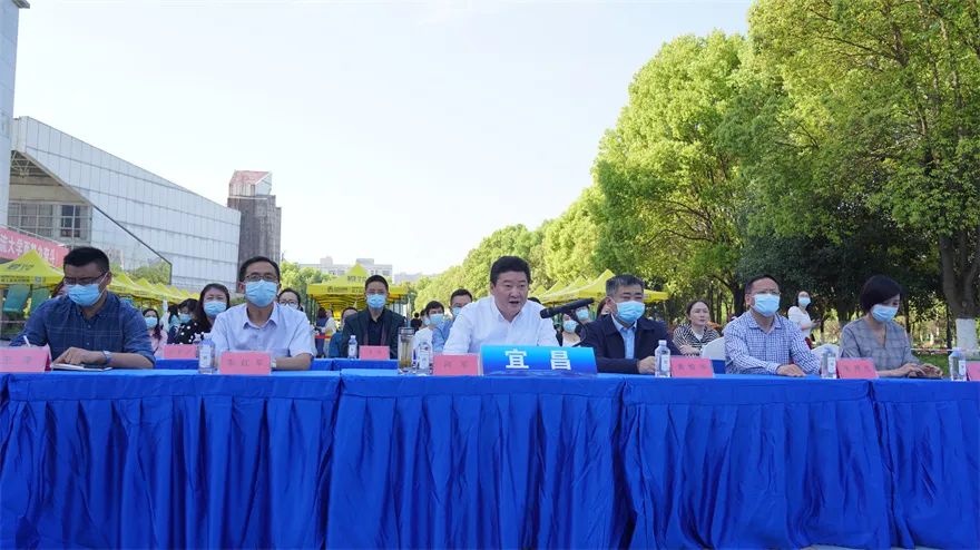 宜昌市人社局党组书记,局长向军在宜昌分会场现场连线,介绍"春回校园"