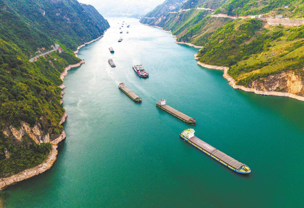 A Busy Season of Shipping in Yangtze River