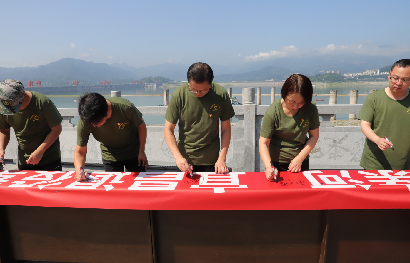 重温军人誓词▲市退役军人事务局党组书记,局长刘钧顺宣布活动启动