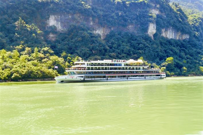 Sightseeing by the Yangtze Three Gorges 1