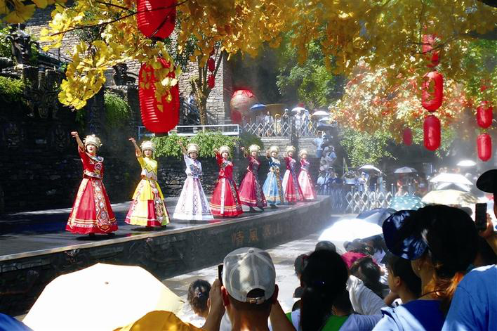 Enjoying the Cool Journey in Three Gorges Tribe Scenic Spot