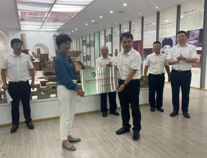 首页>行业动态>授牌仪式活动中,张永凤代表五峰县委,县政府对省侨联及