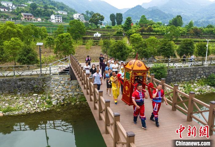 游客在当地体验抬花轿民俗。郑家裕 摄