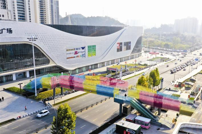 A New Colorful Footbridge Built in Yichang Urban Area