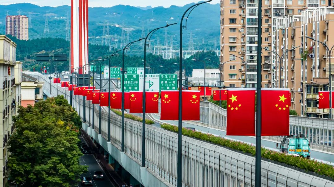 Yichang: streets adorned with national flags in celebration of National Day