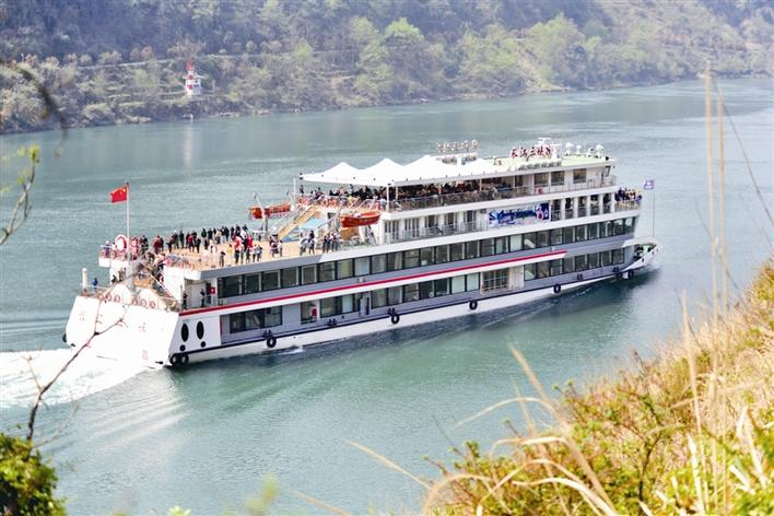 Tourists enjoy spring trip to Xiling Gorge