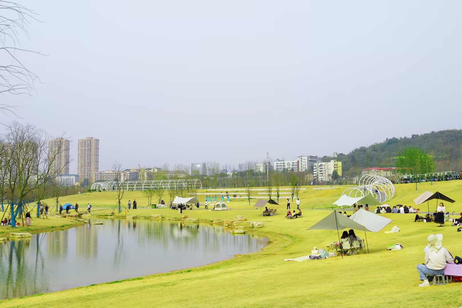 Spring scenery attracts crowds