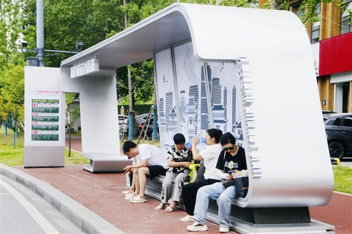 Yichang bus stops take on new look