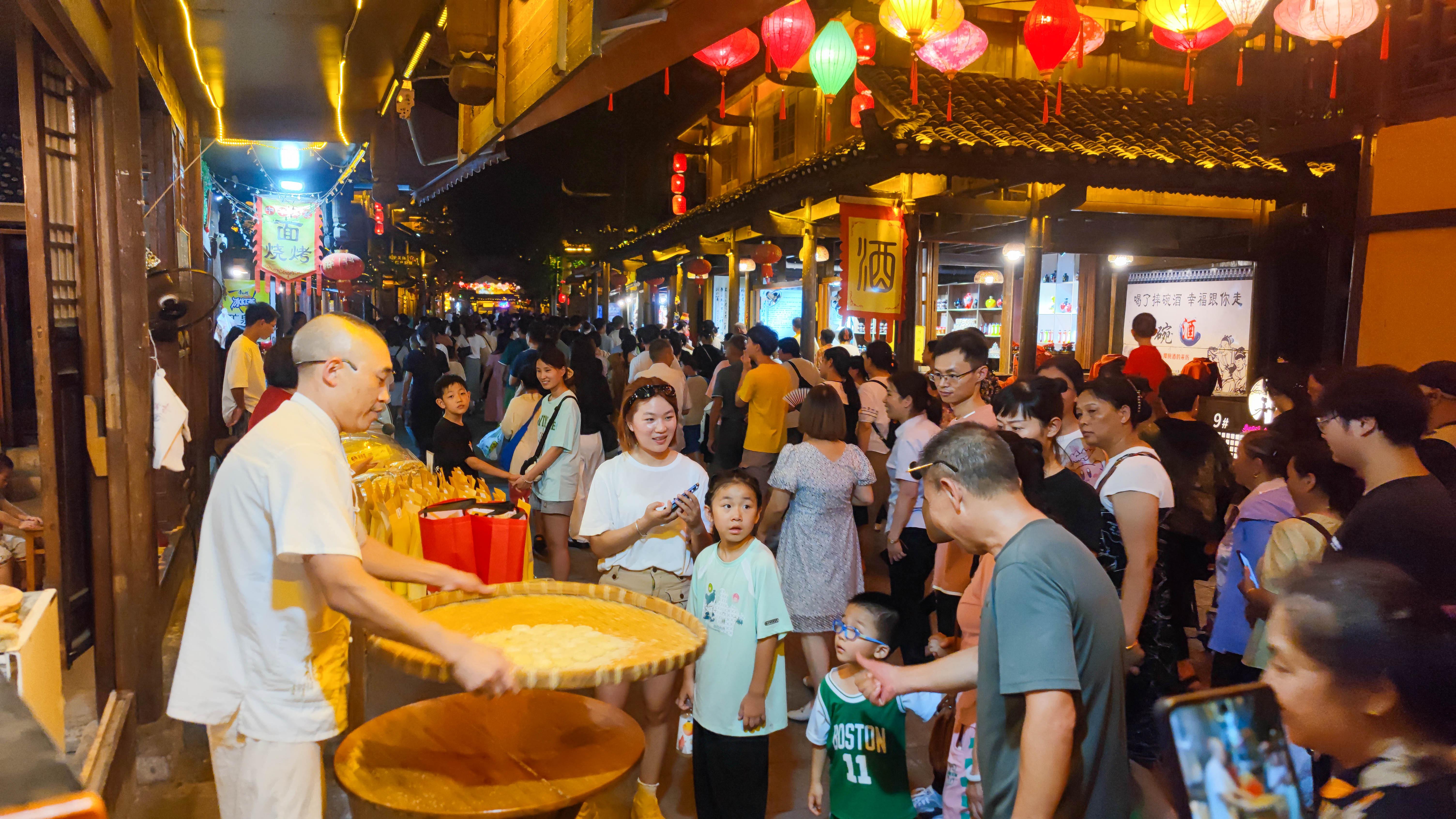 Tourists flock to Chexi Scenic Spot in Dianjun