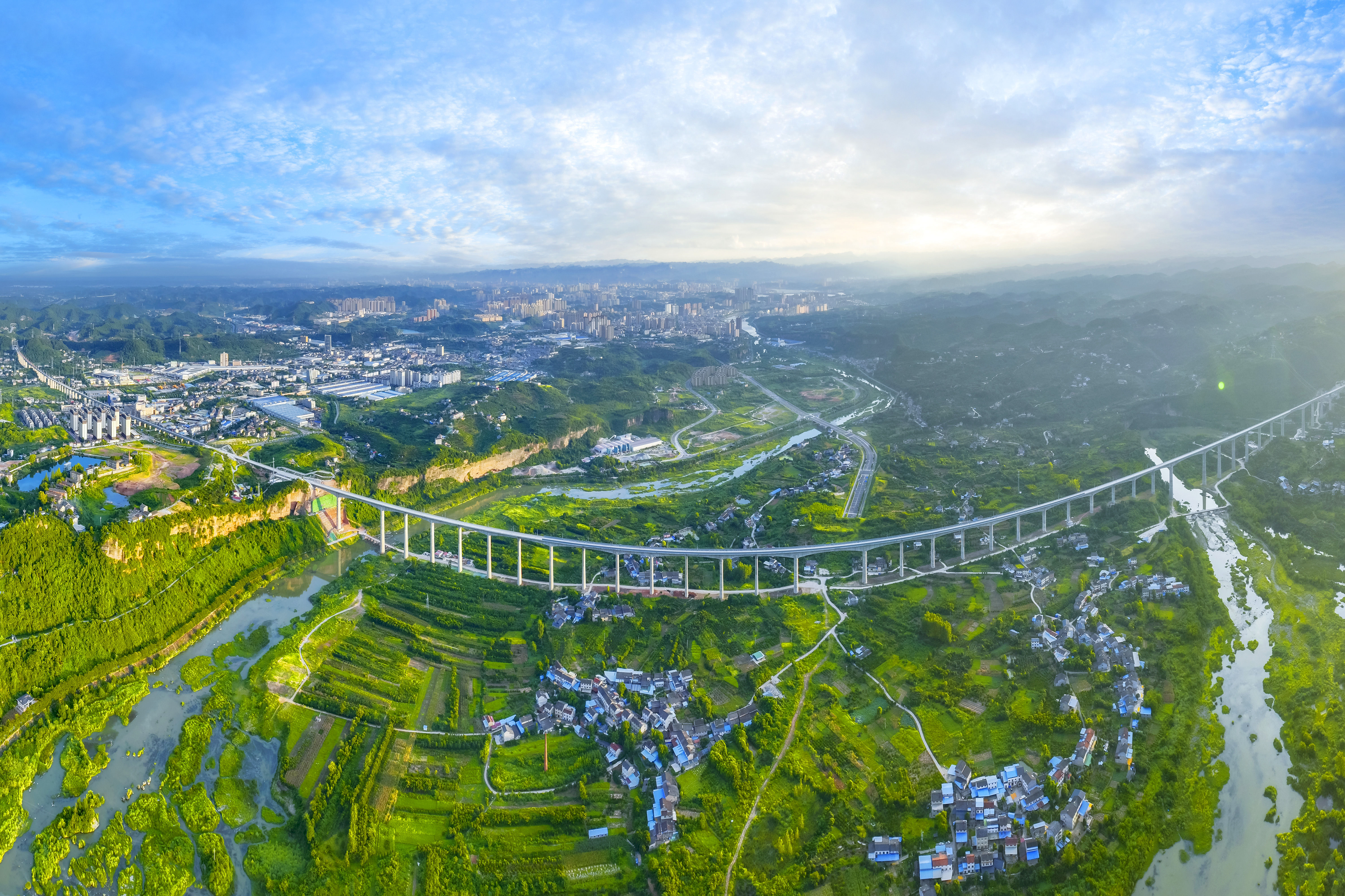 Yichang-Xingshan railway starts long-track laying