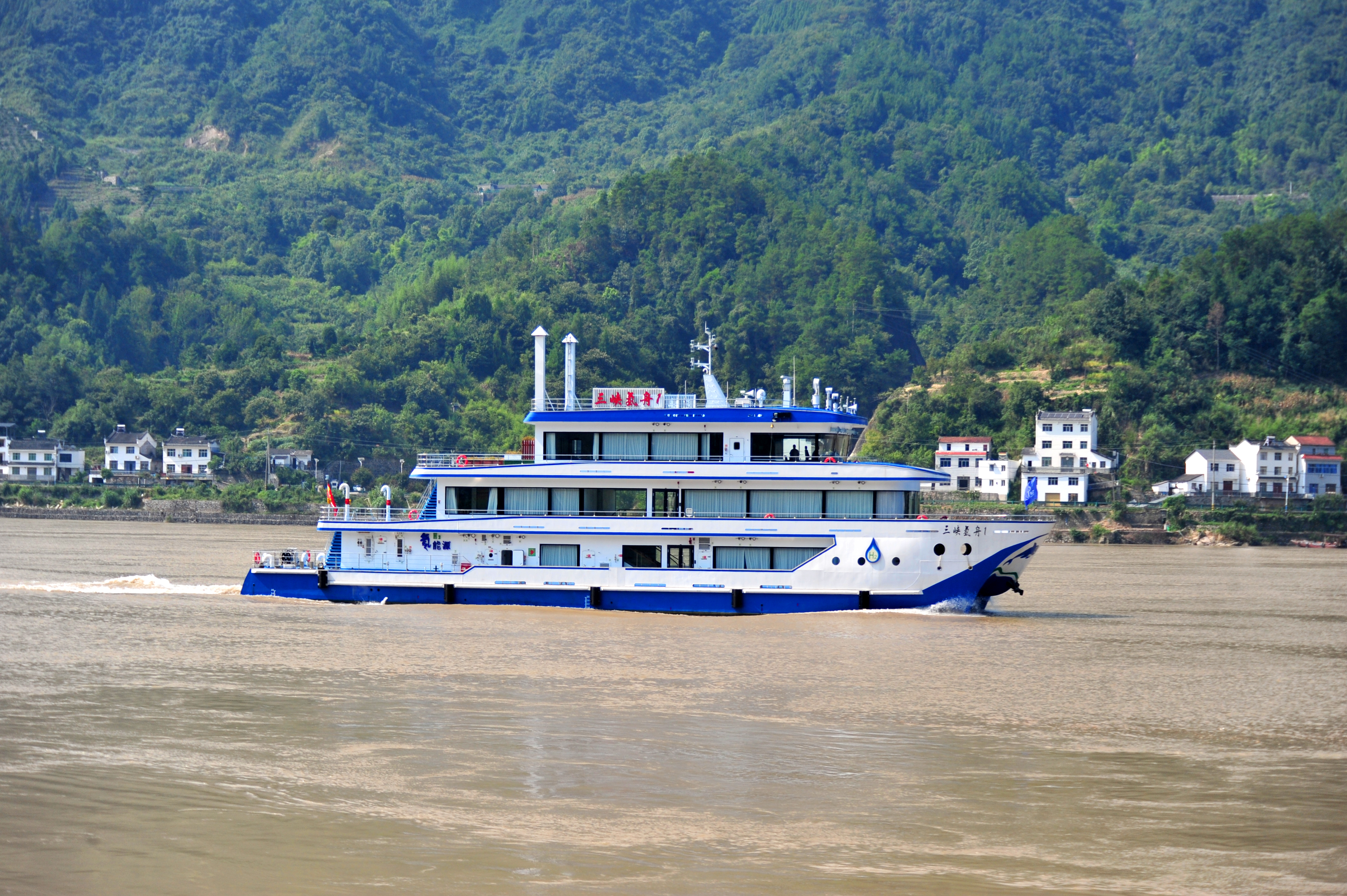 Three Gorges Hydrogen Boat No.1 conducts waterway inspection