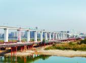 Yichang Yangtze River Rail-Road Bridge under full-speed construction