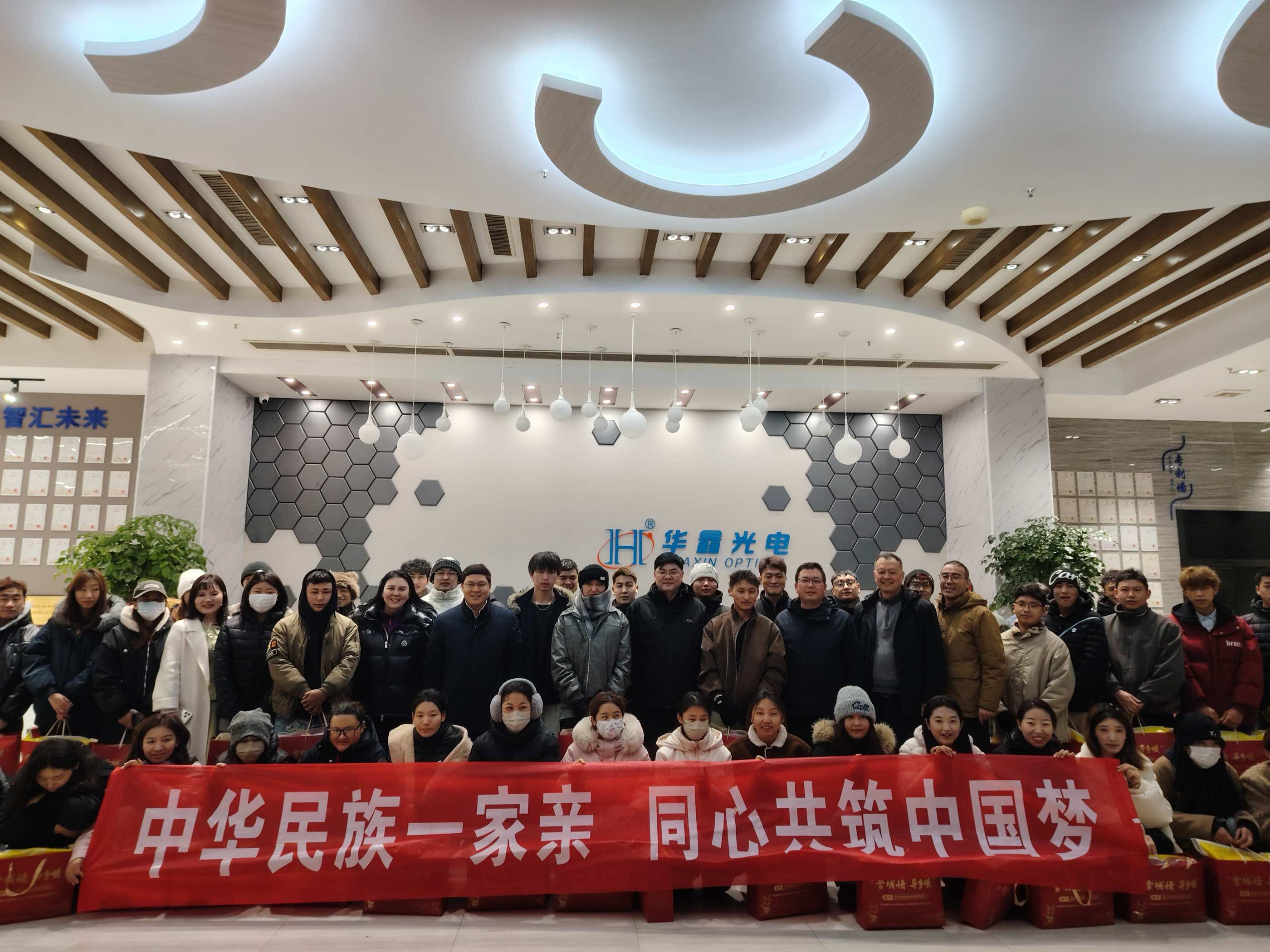 藏汉同心庆双节 暖心关怀润心田 枝江用心用情做好西藏籍在...