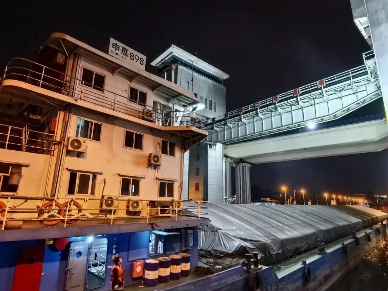 葛洲坝二号船闸结束检修提前复航