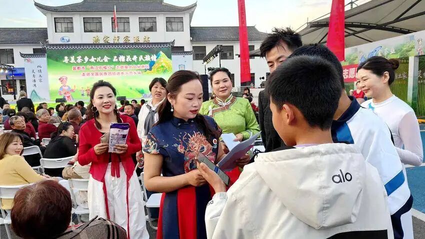 两江石榴红，茶香夜未央——宜都这场民族大联欢，把民族团结...