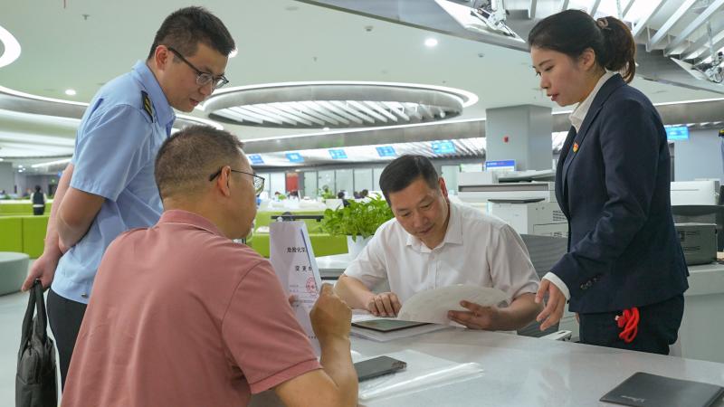 市应急管理局开展局长“驻窗办公”活动